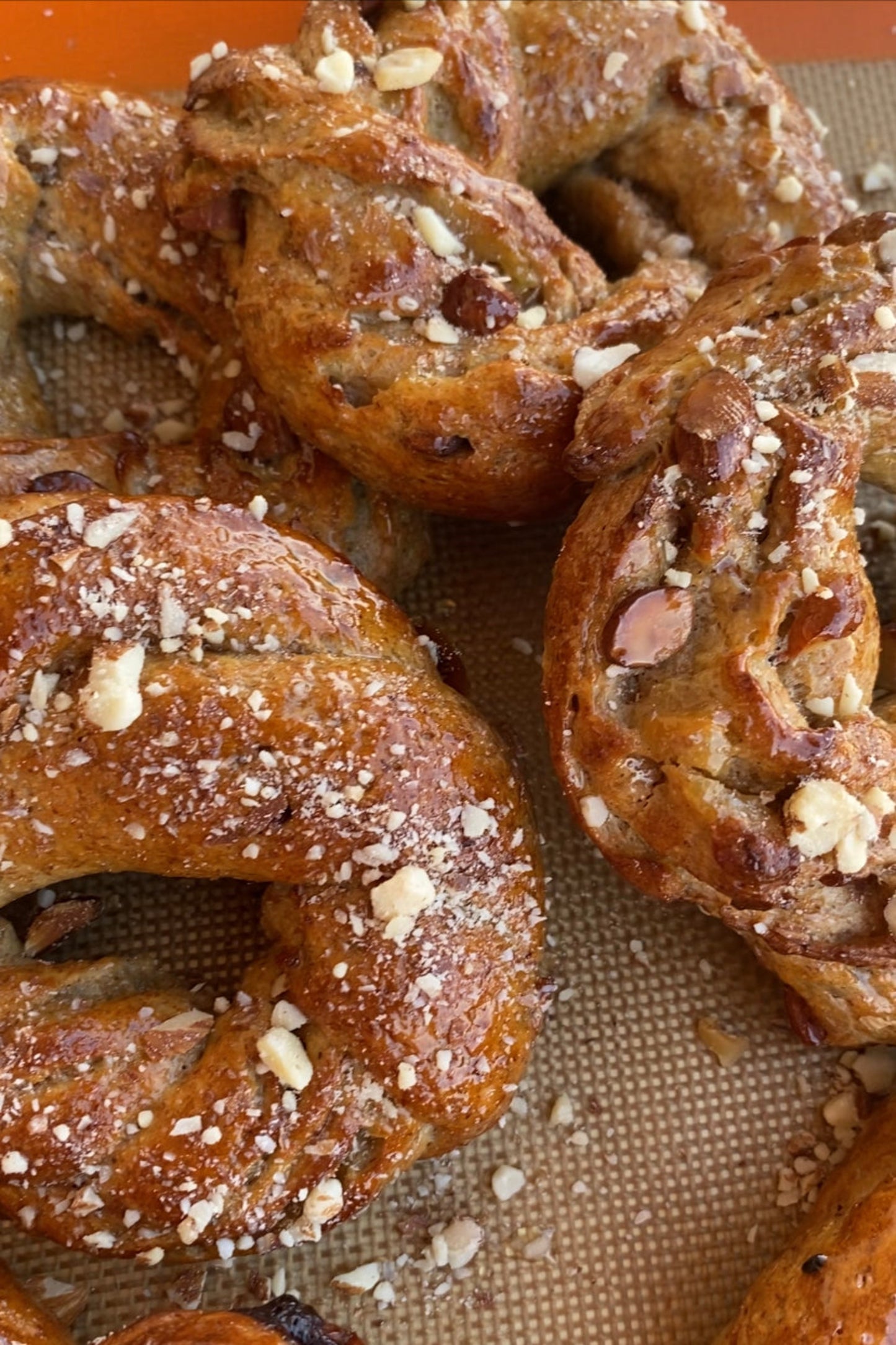 بريوش بكريمة اللوز(٣قطع )