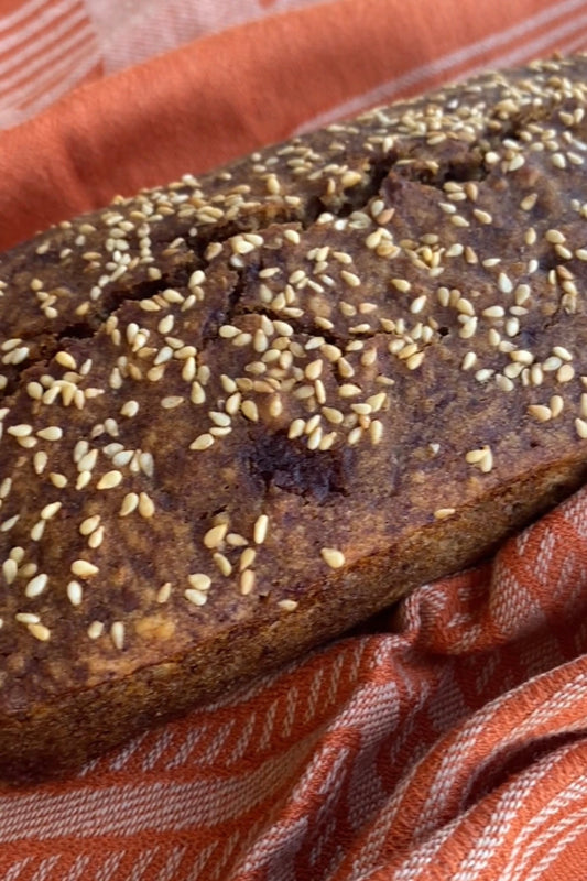 Date cake with millet flour and almond flour (جلوتن فري) كيك التمر بدقيق الدخن و دقيق اللوز